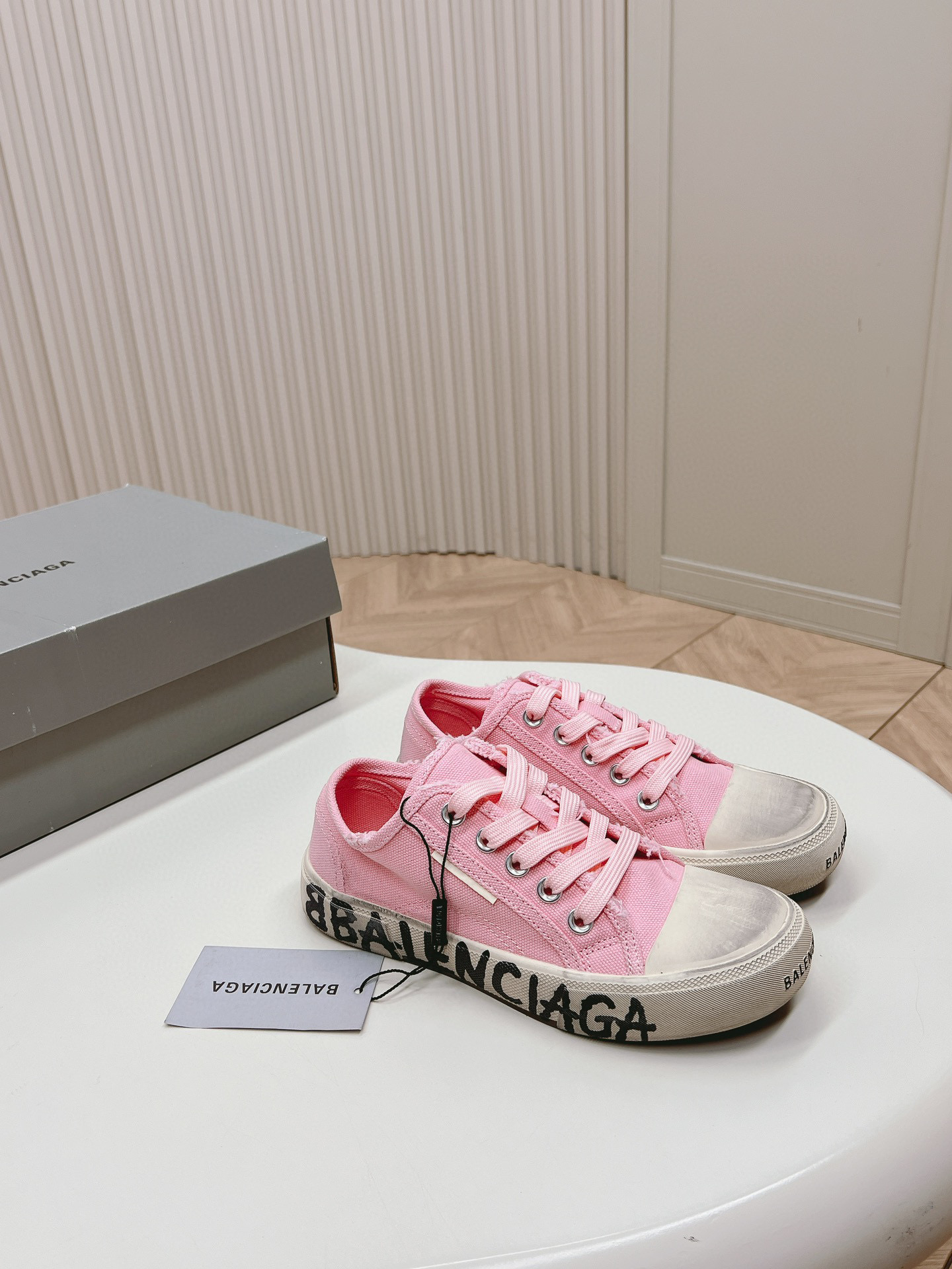 발렌시아가 남녀공용 스니커즈