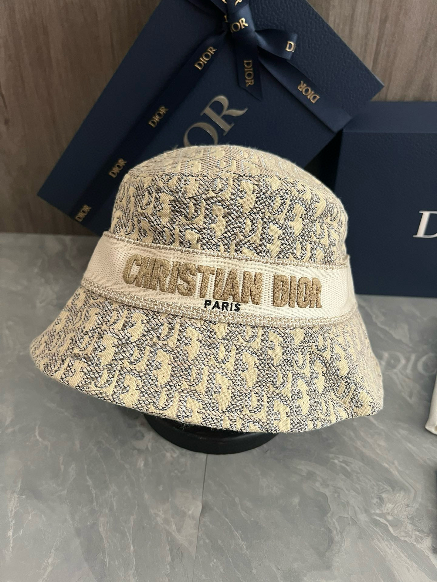 디올 모자