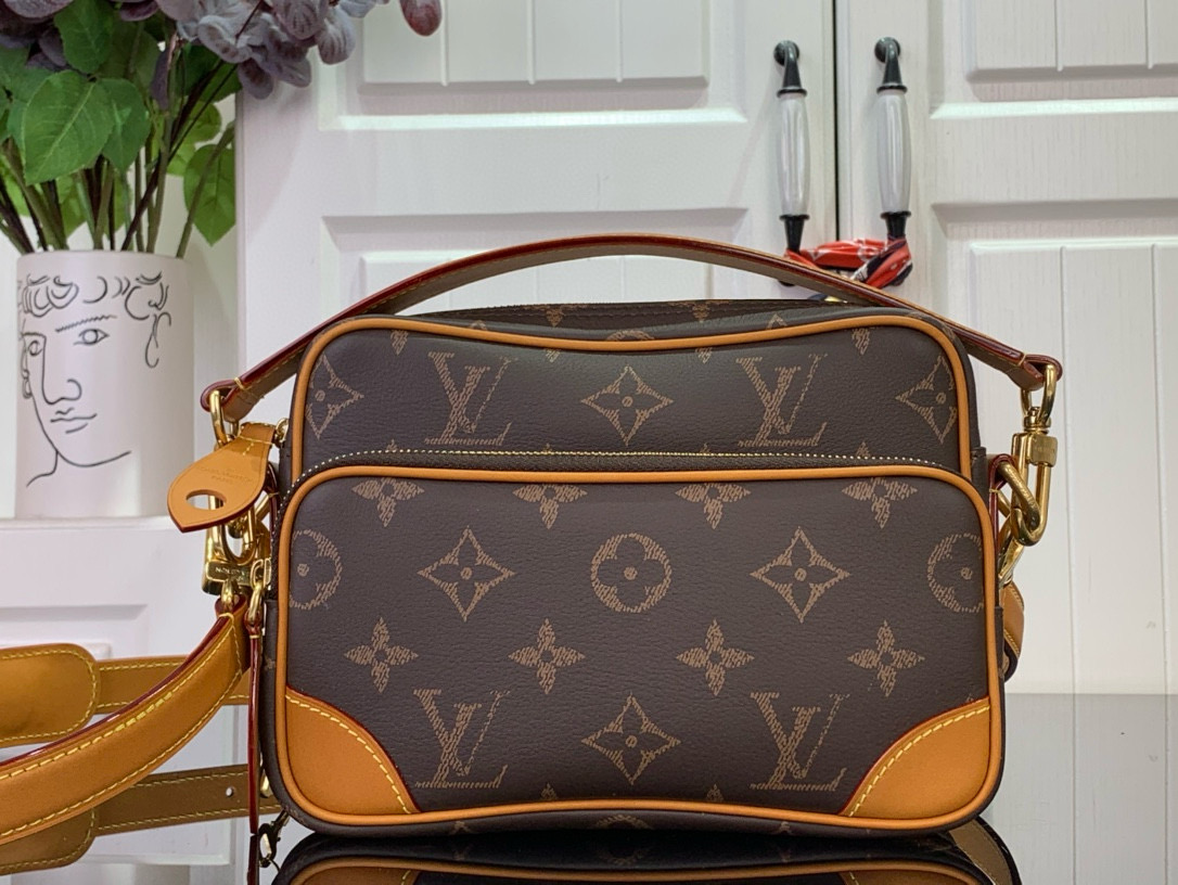 루이비통 m14025 남녀공용가방