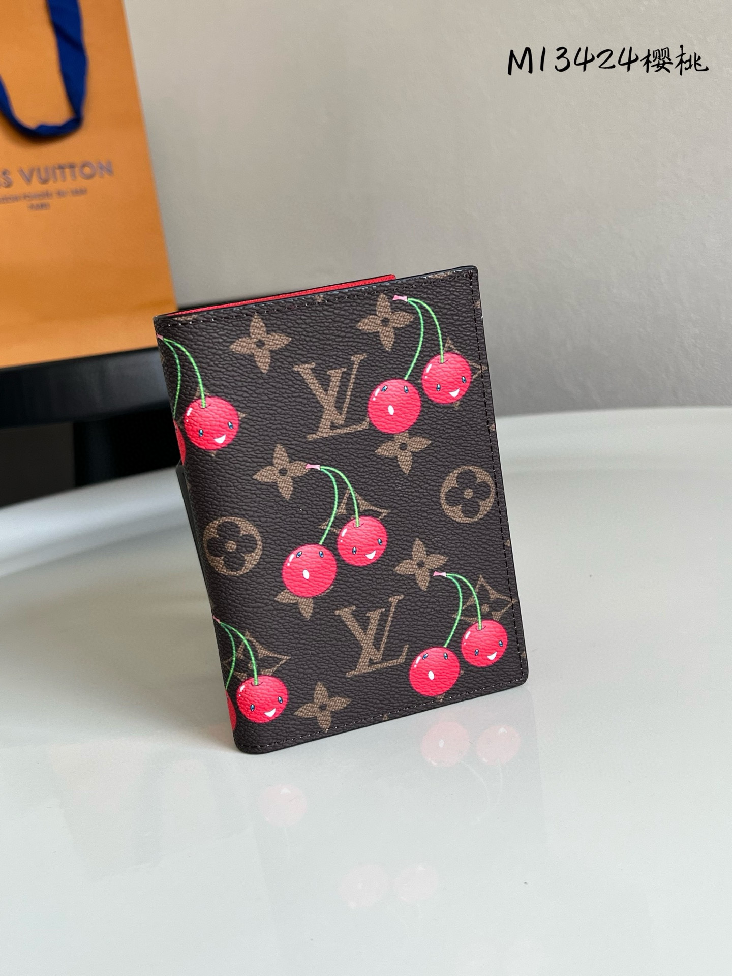 루이비통 M13424 여권지갑