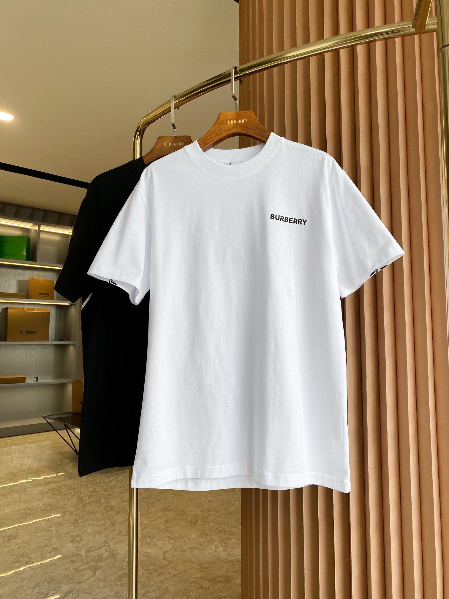 버버리 남자 반팔티